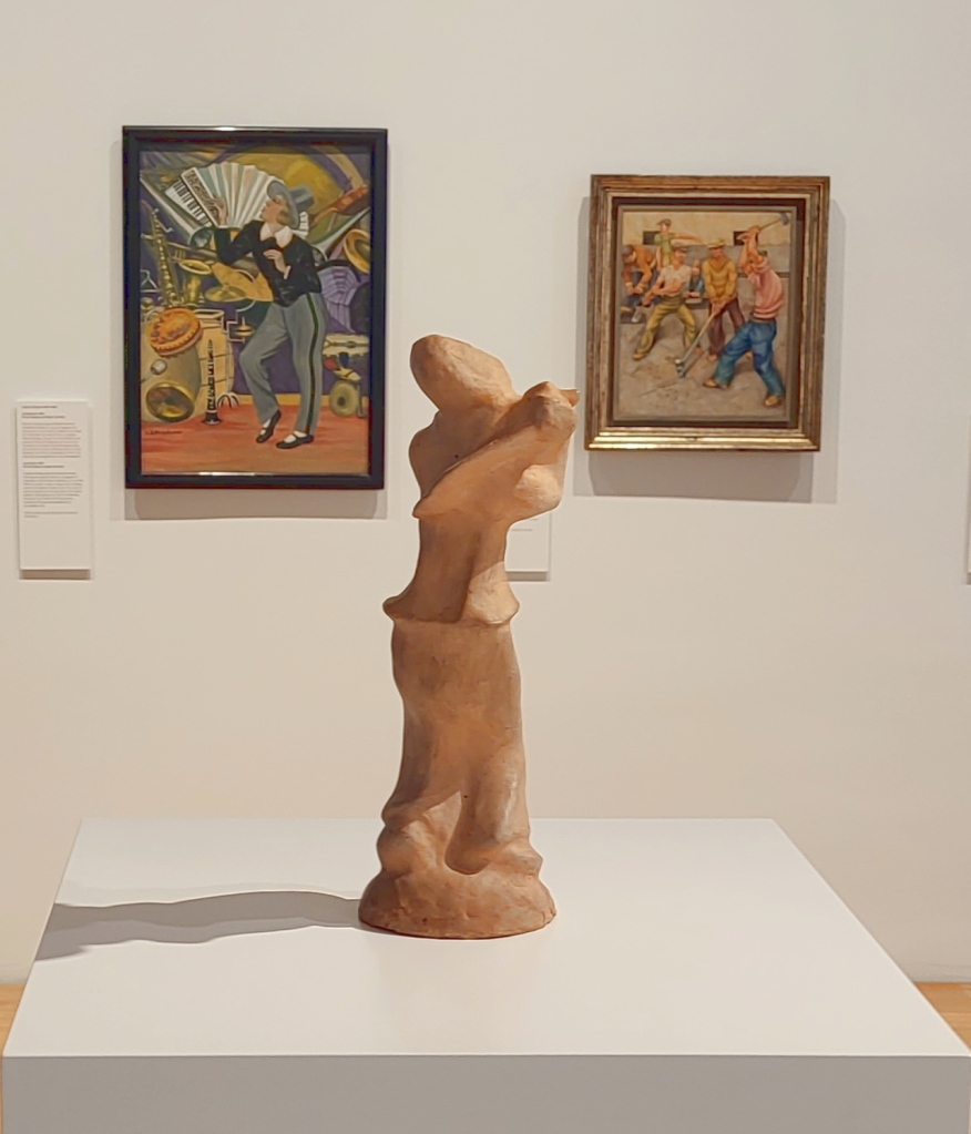 Ein Foto der Sammlungspräsentation im Landesmuseum mit den genannten zwei Gemälden und der Skulptur.